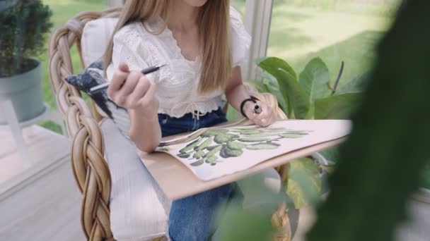 Современная Азиатская Молодая Женщина Рисует Свои Работы Используя Настоящий Зеленый — стоковое видео