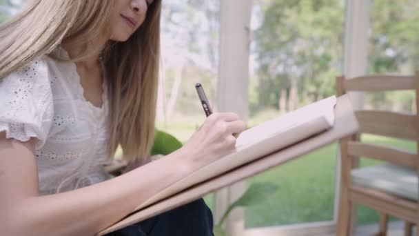 Genç Bayan Sanatçı Camdan Dışarı Bakıyor Dış Görünüş Çiziyor Aktivitelerini — Stok video