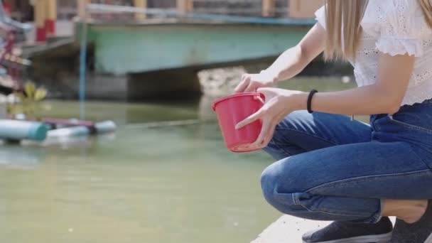 Sidofokus Långt Blont Hår Hona Utfodring Fiskas Naturliga Landsbygden Damm — Stockvideo