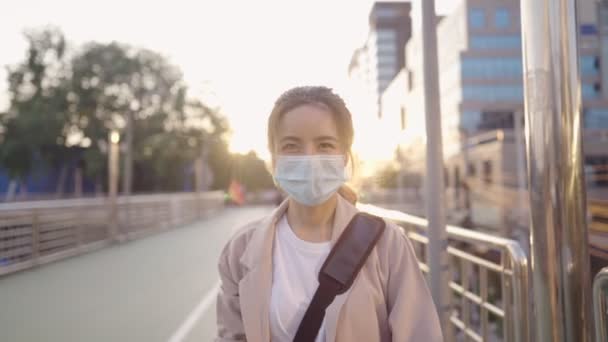 Portrait Jeune Femme Séduisante Confiante Portant Masque Protecteur Marche Contre — Video