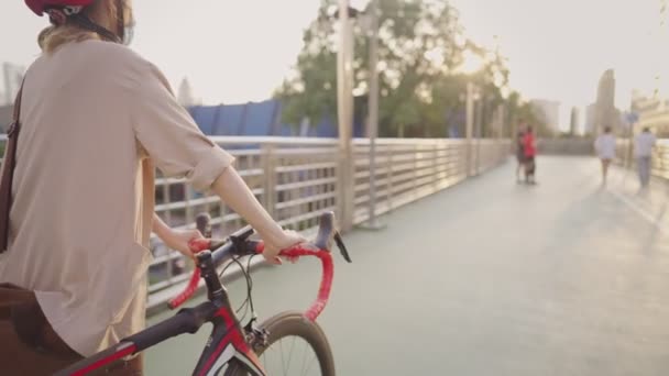 Amante Ambiente Jovem Blazer Luz Nua Movendo Sua Bicicleta Para — Vídeo de Stock