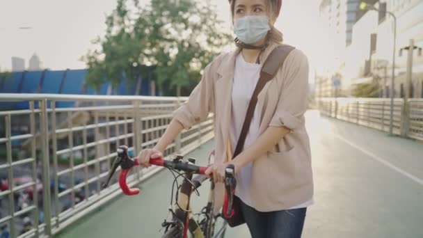 Νεαρή Ξανθιά Εργαζόμενη Που Σπρώχνει Ποδήλατο Στην Αστική Διάβαση Επιχείρηση — Αρχείο Βίντεο