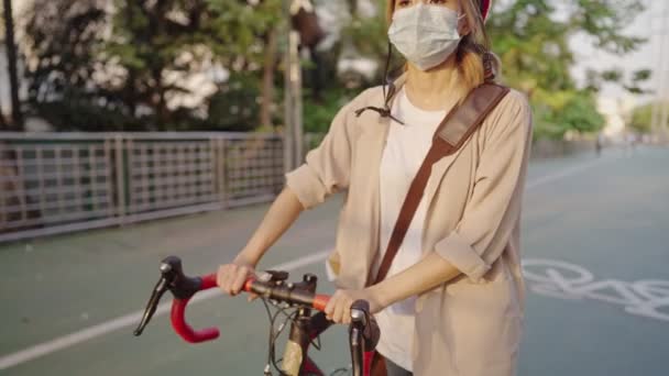 Primer Plano Cansado Hermoso Trabajador Rubio Caminando Bicicleta Camino Parque — Vídeos de Stock
