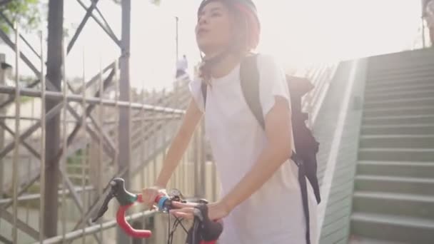 Jeune Belle Femme Essuie Sueur Tout Poussant Vélo Contre Lumière — Video