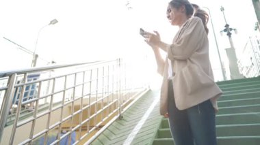 Genç Asyalı boyalı sarışın kadın, tropikal bir ülkede tatil gezisinde olduğunu göstermek için sosyal medyasını güncellemeyi seviyor. Sıcak baharat, internette gezinme uygulaması, günlük kullanım teknolojisi, kablosuz mobil teknoloji, internet bağlantısı. 