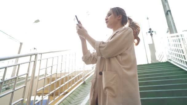 Atractiva Turista Rubia Asiática Caminando Por Paso Elevado Ciudad Verano — Vídeo de stock