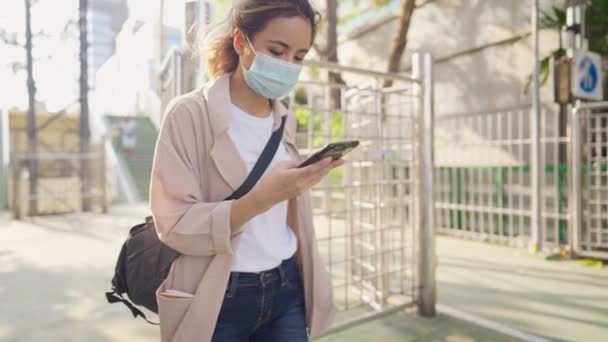 Retrato Mujer Rubia Atractiva Primer Trabajo Habla Teléfono Inteligente Mientras — Vídeos de Stock