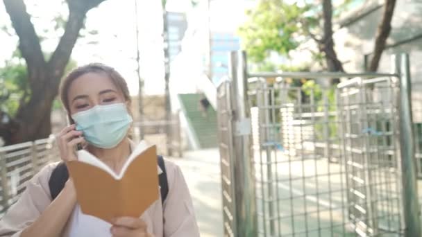 Jonge Aantrekkelijke Student Met Een Briefje Aan Telefoon Universiteit Gelukkige — Stockvideo