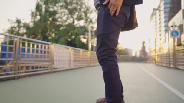 Kancelář Pracující Muž Skateboardu Vyhnout Městský Provoz Během Dopravní Špičky — Stock video