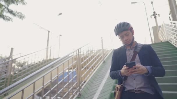 Dlouhý Těžký Den Cyklista Kráčí Dolů Schodech Vyčerpaně Vážný Tváří — Stock video
