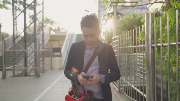 Junger Gutaussehender Geschäftsmann Checkt Auf Seinem Handy Pläne Für Morgen — Stockvideo