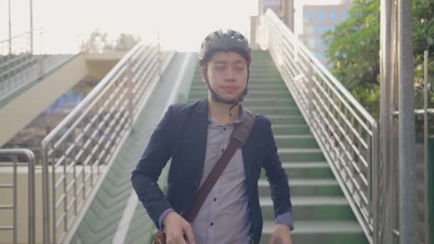 Primer Plano Retrato Hombre Negocios Probado Caminando Paso Elevado Verde — Vídeo de stock