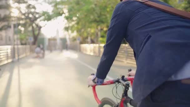 Unterstützen Sie Einen Umweltschützer Formellen Kleidern Der Mit Dem Fahrrad — Stockvideo