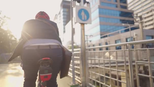 Jovem Empresário Ativo Bicicleta Para Trabalhar Manhã Como Sua Rotina — Vídeo de Stock