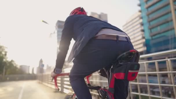 Empresario Traje Azul Oscuro Montando Una Bicicleta Viaje Matutino Trabajo — Vídeo de stock
