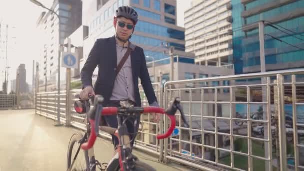 Junge Geschäftsmann Trägt Ein Fahrrad Auf Der Stadtüberführung Mit Seinem — Stockvideo