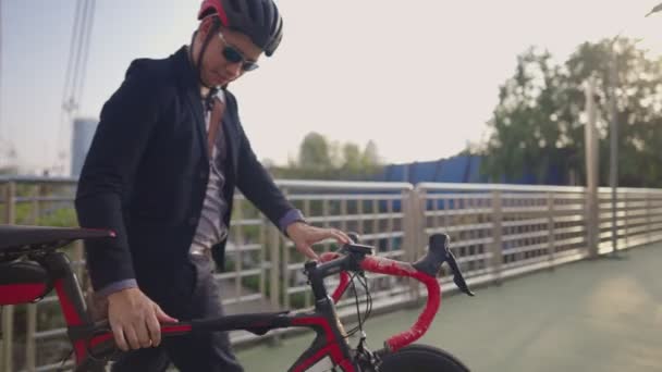 Jonge Knappe Ontspannen Man Formele Kleding Wandelen Buiten Dragen Fiets — Stockvideo