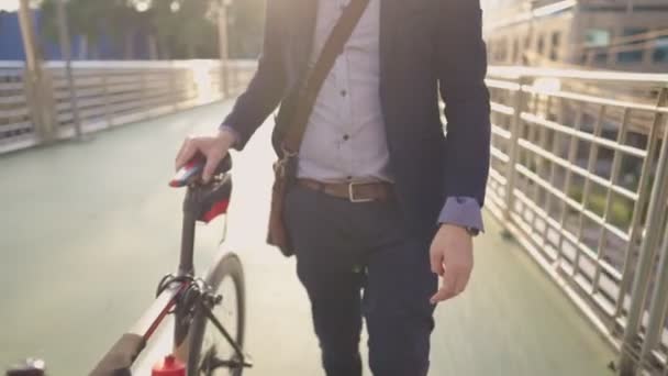 Pausbäckiger Junger Geschäftsmann Der Sein Fahrrad Durch Die Stadtbrücke Über — Stockvideo