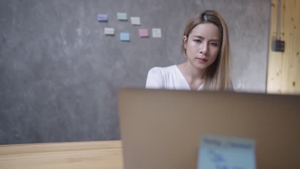 Une Secrétaire Femme Blonde Fatiguée Occupée Travailler Seule Dans Temps — Video