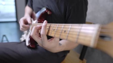 Evde tek başına elektro gitar çalan genç erkekler, modern müzik aletleri, notalara basan akorlar, müzik ritmi, alternatif Hint müziği, stüdyoda kayıt yapmadan önce hazır olun, kazançlı hediyeler ve yetenekler, müzik aleti.