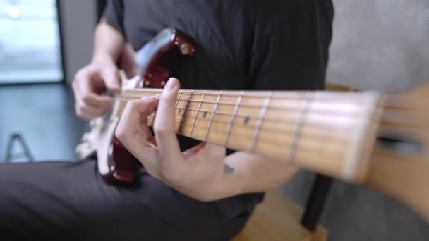 Jeunes Mains Masculines Jouant Seules Guitare Électrique Maison Instruments Musique — Video