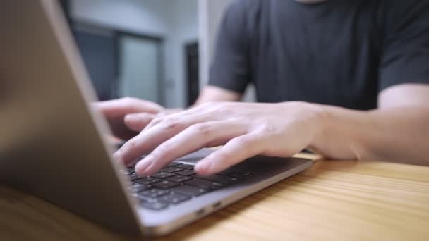 Fechar Pele Clara Mãos Masculinas Trabalhando Digitando Teclado Laptop Enviando — Vídeo de Stock