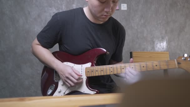 Ung Asiatisk Man Öva Sina Gitarr Färdigheter Med Elgitarr Musikinstrument — Stockvideo