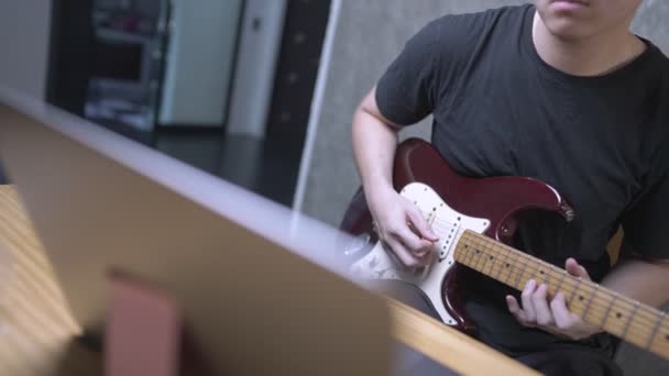 Jovem Pele Leve Homem Praticar Como Escolher Guitarra Elétrica Olhando — Vídeo de Stock