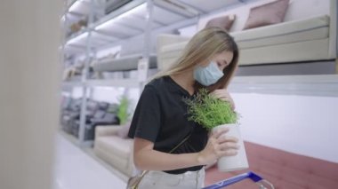 Düşünceli genç bir kadın mobilya sergisinde yeni dekorasyon malzemeleri almak gibi zor bir karar veriyor. Yeni bir iş adamı, aylık giderleri hesaplıyor ve alışveriş merkezinde tramvay gezintisi yaptırıyor.