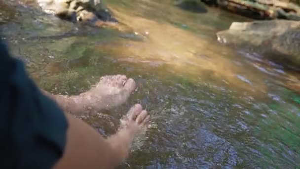 Gros Plan Pieds Nus Tremper Dans Rivière Canal Cascade Reposer — Video