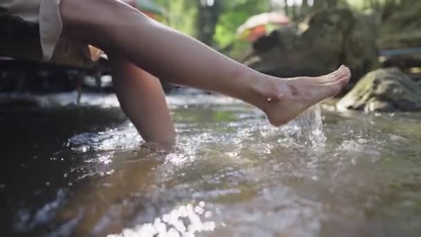 Jeune Femme Pieds Nus Trempant Dans Canal Rivière Fraîcheur Nature — Video