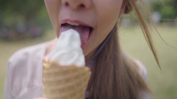 Potret Pecinta Krim Wanita Muda Memiliki Kesegaran Yang Bahagia Dari — Stok Video