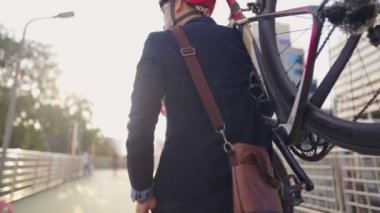 Çekici, mutlu, takım elbiseli, omuzunda bisiklet taşıyan, kilo vermiş, sağlıklı yaşam tarzı, modern şehir aşırı aktivitesi, aşırı kilolu hastalıklardan uzak durma konsepti, çevresel koruma ya da sorunlar, tasarruf masrafları