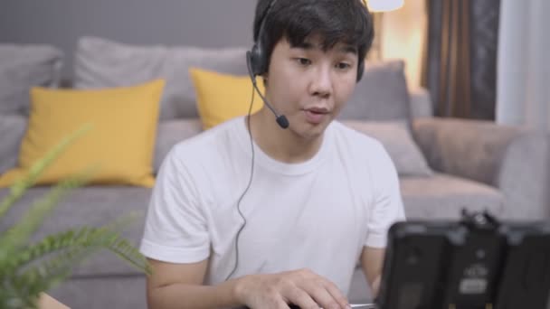 Glad Asiatisk Ung Man Bära Headset Kommunicera Genom Konferenssamtal Tala — Stockvideo