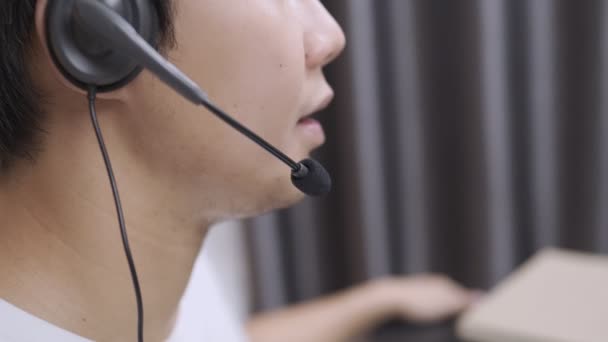 Ασιάτης Νεαρός Εργαζόμενος Mam Φορούν Ακουστικά Τηλεφωνητή Κρατώντας Σημειώσεις Από — Αρχείο Βίντεο