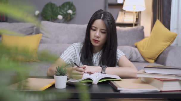 Azjatka Siedzi Sama Uczy Się Przytulnym Domowym Salonie Spisuje Pomysły — Wideo stockowe