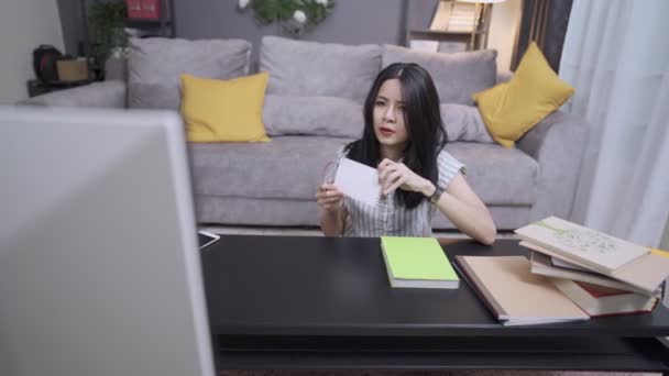 Jovem Asiática Professora Ensino Através Videoconferência Chamada Mostrando Descrever Explicar — Vídeo de Stock