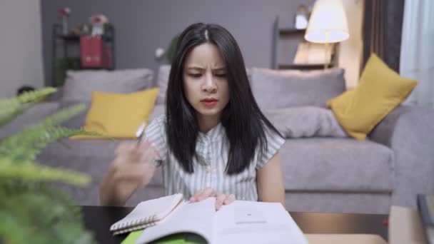 Una Studentessa Sconvolta Che Viene Stressata Sulla Scadenza Affrettata Dei — Video Stock