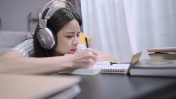 Estudante Bonita Colocar Fone Ouvido Ouvir Aula Line Aplicativo Telefone — Vídeo de Stock