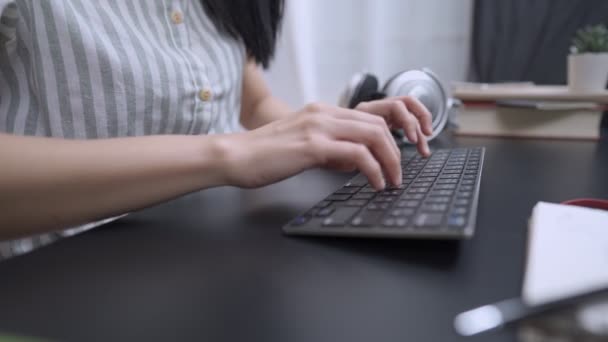 Primer Plano Manos Femeninas Escribiendo Teclado Inalámbrico Trabajando Escritorio Trabajo — Vídeo de stock