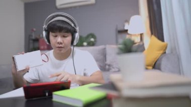 Asyalı erkek yarı zamanlı işçi evde boş zaman, gelir çeşitlendirme, çoklu iş çalışmaları, ikinci iş geliri, ek ağlar ve kariyer fırsatı, taşınabilir bilgi aygıtıyla eğitim erişilebilirliği