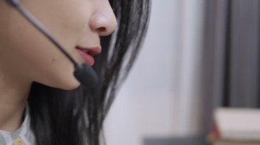 Kadın çağrı merkezi yanıtlama istemcisini aktif çağrı sohbetine kapatın. Konferans yoluyla dijital iletişim. Müşteri desteği, ev çalışanı, evden gelen personelle canlı sohbet.,