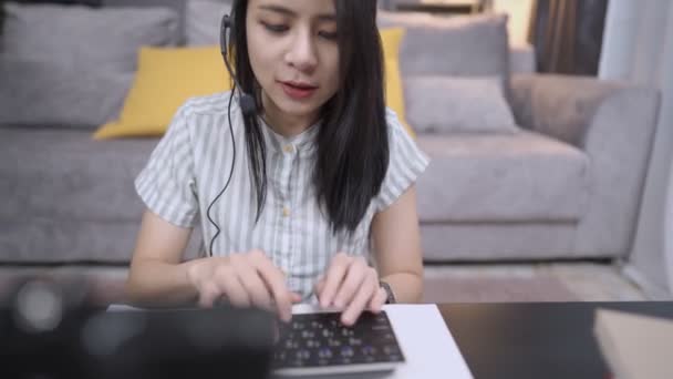 Asiática Joven Mujer Usar Auriculares Hablando Escribir Teclado Centro Llamadas — Vídeos de Stock