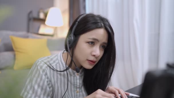 Asiatische Junge Kundendienstmitarbeiterinnen Tragen Kopfhörer Sprechen Und Geben Die Tastatur — Stockvideo