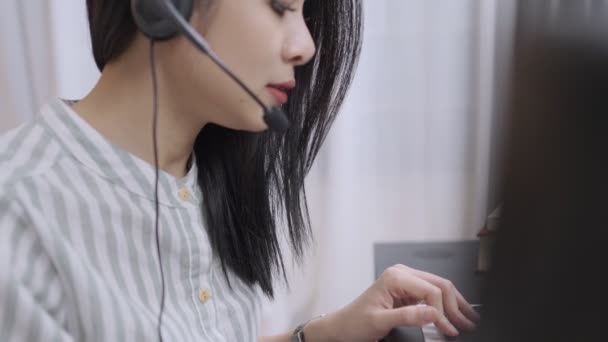 Vista Lateral Mujer Asiática Llamada Centro Operador Trabajador Cerca Auriculares — Vídeo de stock