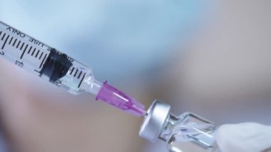 Şırınga kullanan hemşireye yakın çekim şişeden koronavirüs aşısı emer, elleri lastik eldiven ve yüz maskesi takar, modern sağlık koruma kavramları, anestezik şırınga, 