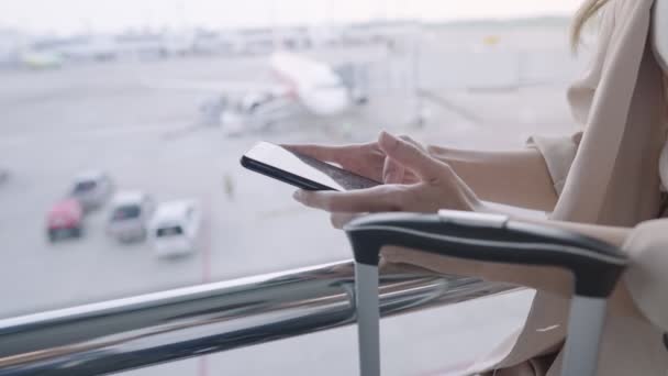 Kapalı Kadını Elleri Uçuş Beklerken Cep Telefonu Mesajlaşması Kullanıyor Havaalanı — Stok video