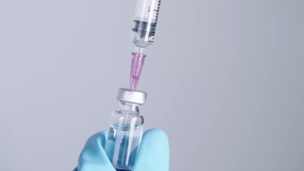 Nahaufnahme Injektionsnadel Saugen Flüssigen Medizinischen Impfstoff Aus Der Flasche Medikamentenbiotechnologie — Stockvideo