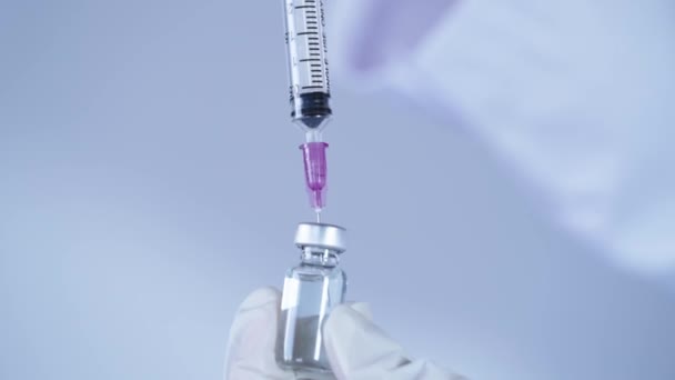 Stäng Injektionsnålen Sug Flytande Medicinskt Vaccin Flaskan Sterila Injektionsflaskor Och — Stockvideo