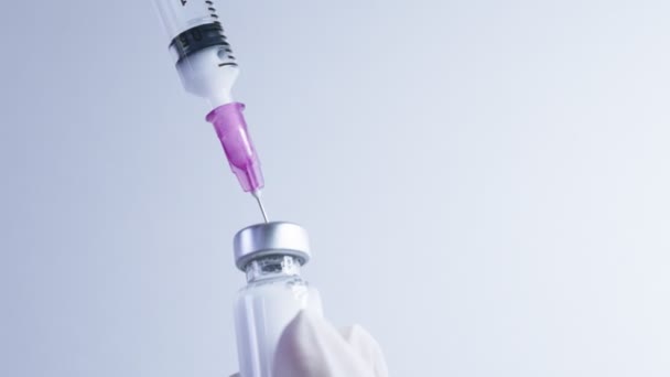 注射針の注射ショットを閉じる注射器にワクチンタンパク質血清を吸う ワクチン接種の概念 新しいバイオテクノロジー開発 Covid19 Mrnaワクチン注射供給 パンデミック治療 ウイルス予防 — ストック動画